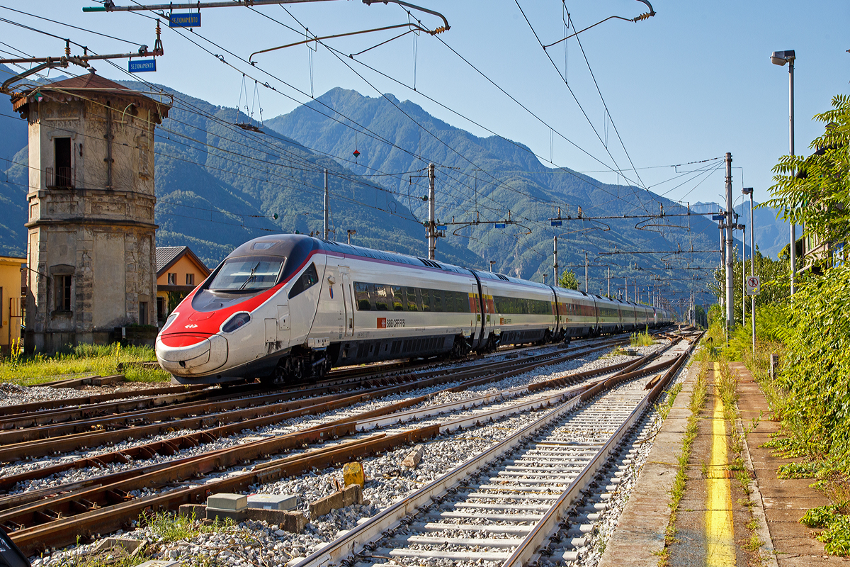 
Nochmals, nun als Nachschuß....

Der SBB ETR 610.014 (ETR 93 85 5 610 014-8 CH-SBB) ein ETR 610 der 1.Serie, gekuppelt mit dem RABe 503 012  “Ticino“ (93 85 0 503 012-3 CH-SBB), ein ETR 610 der 2.Serie, verlassen am 03.08.2019 den Bahnhof Domodossola in Richtung Mailand.

Seit 2018 bezeichnet die SBB die ETR 610 als Astoro, abgeleitet vom italienischen Begriff Astore für Habicht.
