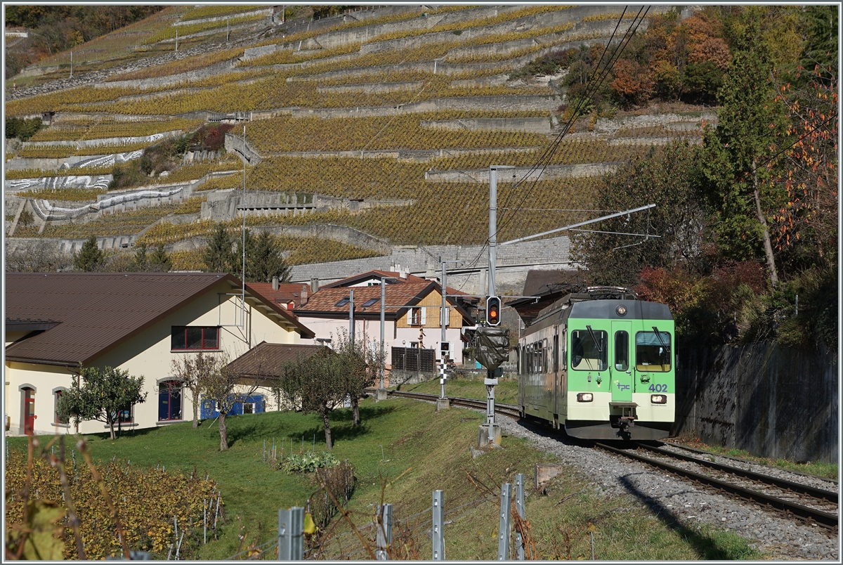 Nochmals der TPC ASD BDe 4/4 402 als Regionalzug von Aigle nach Plambuit kurz nach der Abfahrt in Aigle-Château (vormals Aigle Dépôt ASD). 

5. November 2021