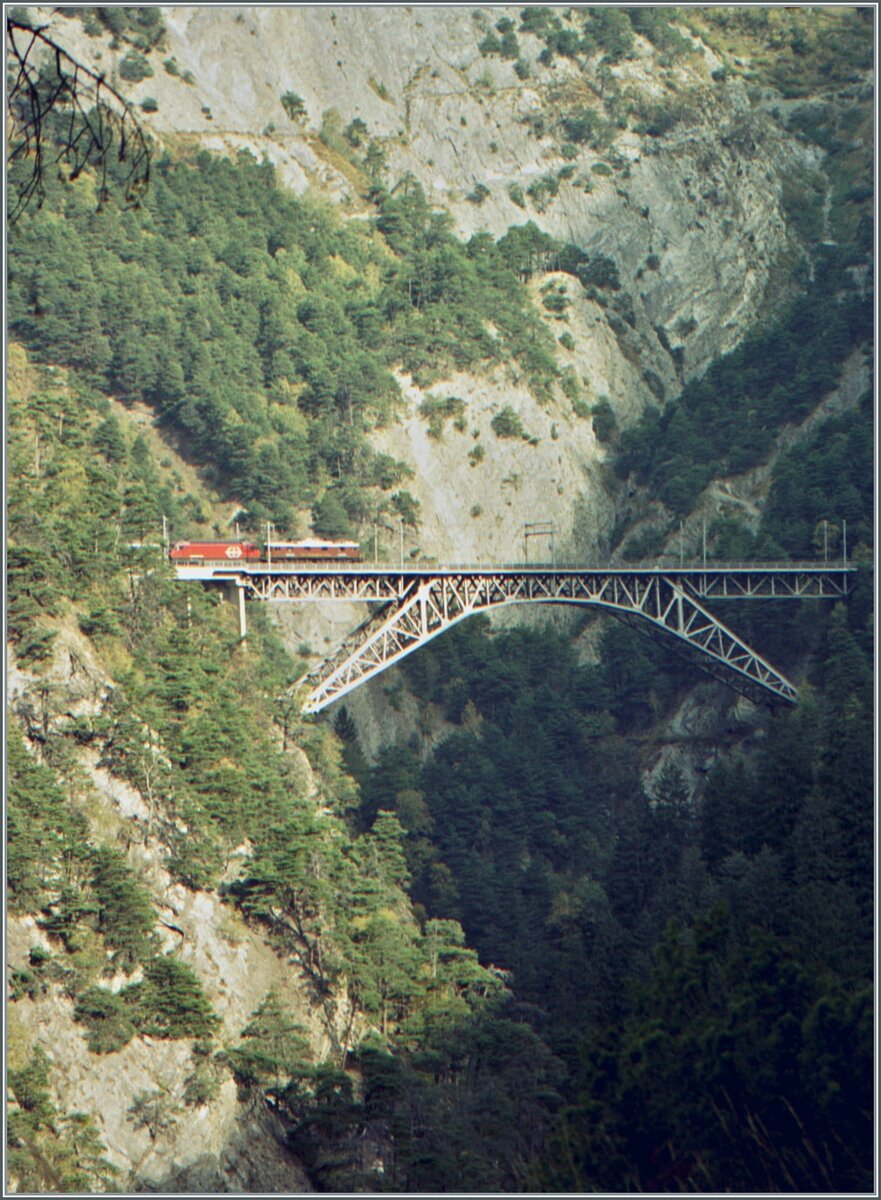 Nochmals zwei (wirklich nicht besonders gute) Bilder zum BLS Ae 6/8 IC Vorspann: hier auf der Bietschtal Brücke auf der Fahrt in Richtung Brig.  

Oktober 2001 