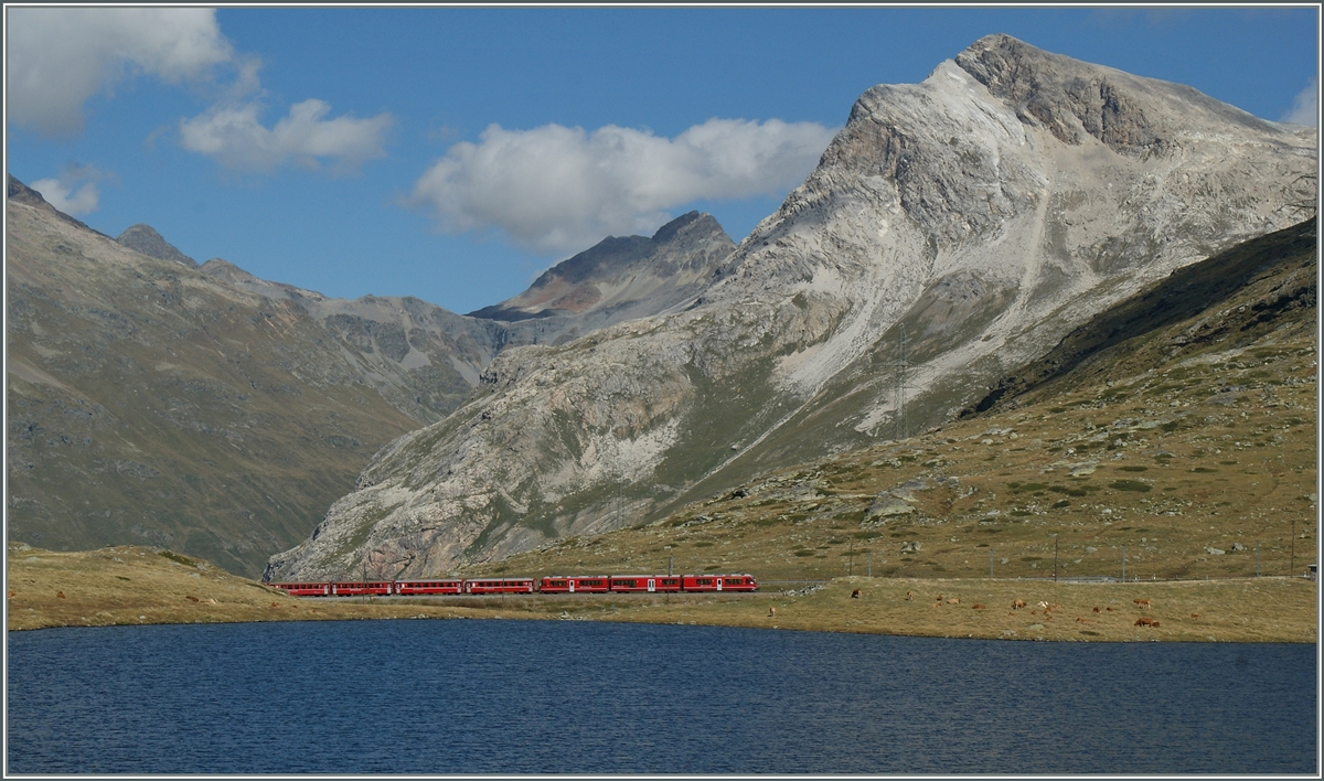 Nördlich des Lac Bianco zieren weite, relativ kleine und flache Seen die gradiose Bernina-Landschaft. Während Strasse und Bahn östlich der Sees verlaufen, führt der Wanderweg westlich daran vorbei und ermöglicht herrliche Ausblicke auf Bahn und Landschaft.
10. Sept. 2014