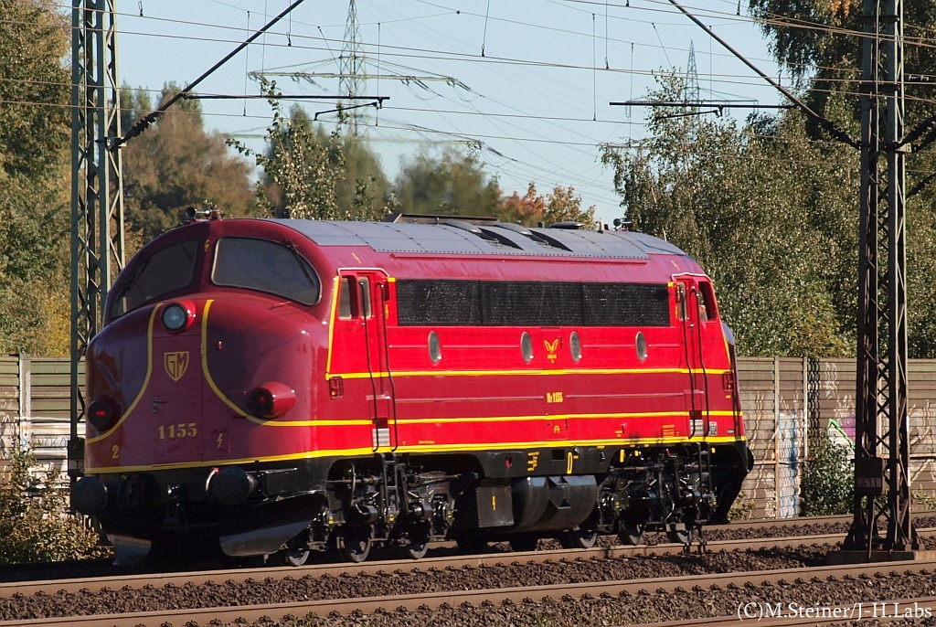 NOHAB MY 1155/227 010-6, Baunummer 2606, Bj.1965, a 1997 von 1999-2003 gehörte sie Vossloh danach Eichholz und seit 2011 Altmark Rail, dieselt hier mit lautem Getöse am 30.09.2011 durch Hamburg-Harburg.