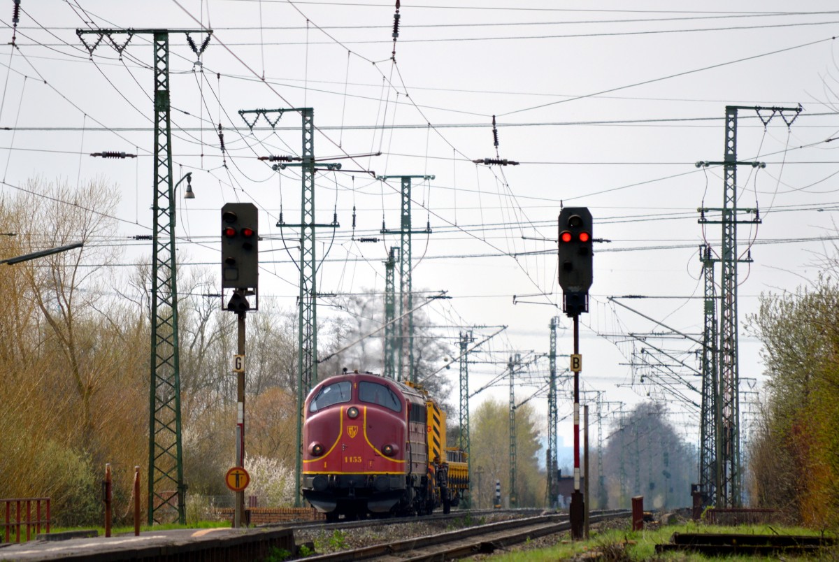 NOHAB MY 1155/227 010-6 mit einem Kran am Haken bei der Durchfahrt in Weiterstadt am 07.04.2015