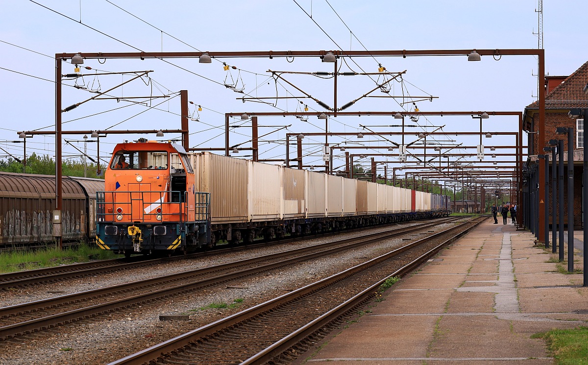 Northrail 322 220 127 (ex DSB MK 608) hat hier mit dem Gterzug fr die SEL 181 Einfahrt in den Bhf Pattburg/DK. 19.05.2023