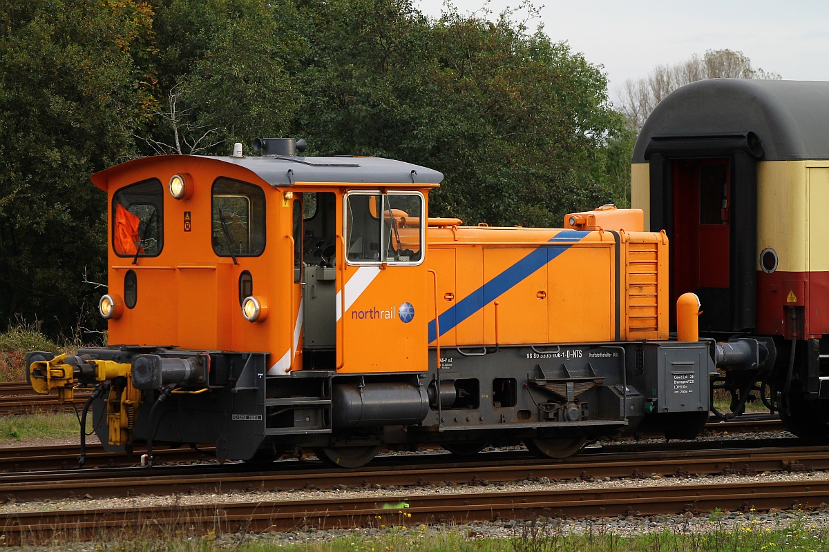 Northrail 335 106-1(9880 3335 106-1 D-NTS, REV/216/29.07.11)im Einsatz für die NOB aufgenommen im Bhf Husum. 19.10.2013