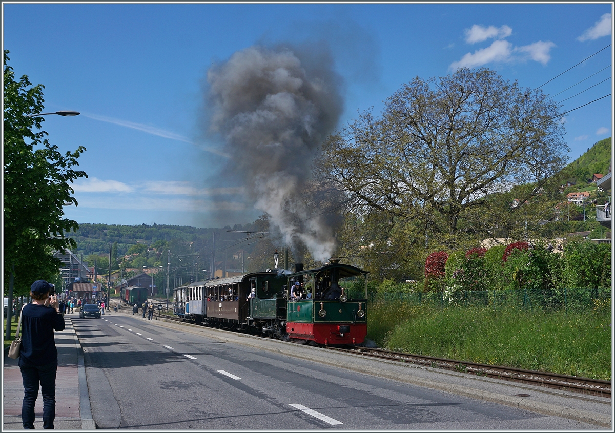 Nostalgie & Vapeur 2021 / Nostalgie & Dampf 2021 - so das Thema des diesjährigen Pfingstfestivals der Blonay Chamby Bahn, und von beidem gab es reichlich; kräftig dampfend verlässt das etwas eigenartige Gespann von Ge 2/2 N° 4  Rimini  und der G 3/3 N° 5 ex LEB mit ihrem Zug Blonay in Richtung Chamby. 

22. Mai 2021