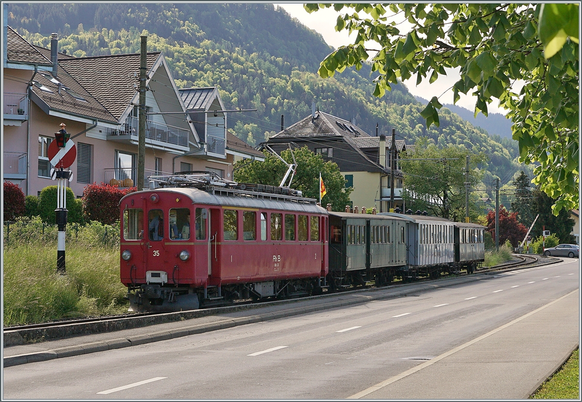  Nostalgie & Vapeur 2021  /  Nostalgie & Dampf 2021  - so das Thema des diesjährigen Pfingstfestivals der Blonay-Chamby Bahn; ebenfalls im Einsatz: der Bernina Bahn RhB ABe 4/4 35, hier bei der Ankunft in Blonay. 

22. Mai 2021