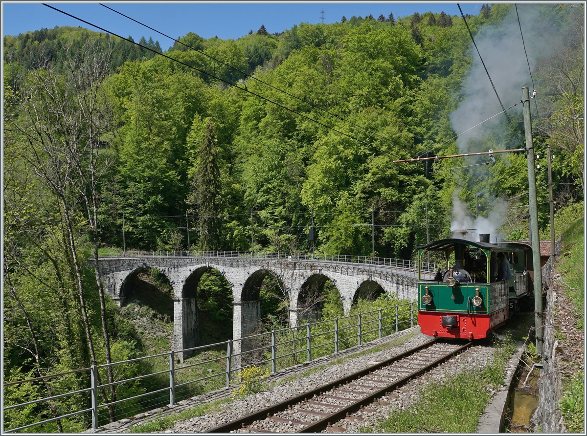 Nostalgie & Vapeur 2021  /  Nostalgie & Dampf 2021  - so das Thema des diesjährigen Pfingstfestivals der Blonay-Chamby Bahn. Die G 2/2 n° 4  Rimini  und die G 3/3 N° (ex LEB) bei Vers-Chez-Robert in der Baye de Clarnes Schlucht. 

23. Mai 2021