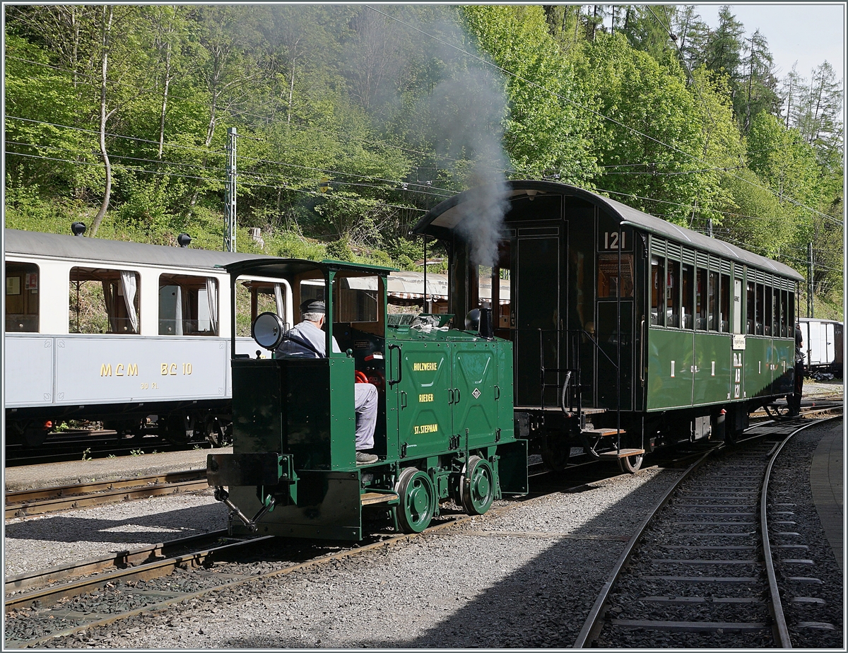  Nostalgie & Vapeur 2021  /  Nostalgie & Dampf 2021  - so das Thema des diesjährigen Pfingstfestivals der Blonay-Chamby Bahn und dabei wurde der sehr schön aufgearbeitete Tm 2/2 N° 1 gezeigt, 1930 von Orenstein & Koppel gebaut, 1941 als Bauzuglok für die Lac de Dix Staumauer gekauft und 1950 an die Rieder Holzwerke in St. Stephane veräussert, kam die Lok 1979 zur MOB, wurde 1995 remisiert und 2006 an die Blonay-Chamby Bahn abgegeben. Das Bild entstand in Chaulin. 23. Mai 2021