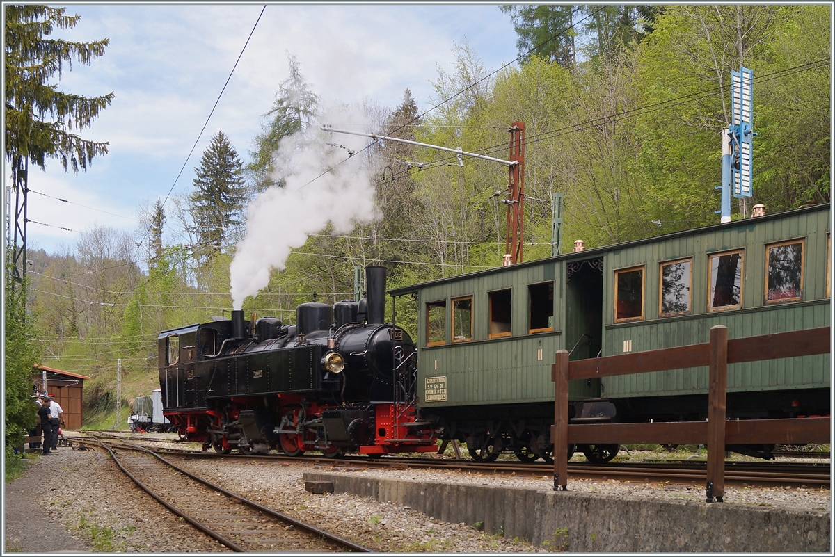 Nostalgie & Vapeur 2021 (Pfingstfestival) Die Blonay-Chamby Bahn G 2x 2/2 105 ex (SEG) rangiert in Chaulin.

22. Mai 2021