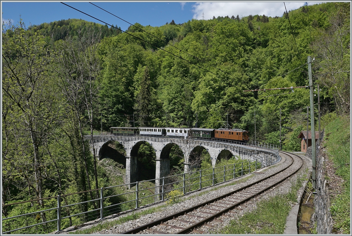 Nostalgie & Vapeur 2021 (Pfingstfestival) Die Blonay-Chamby Bahn Bernina Bahn Ge 4/4 81 ist  mit einem Personenzug von Blonay nach Chaulin unterwegs und überquert das Baye de Clarnes Viadukt.

23. Mai 2021