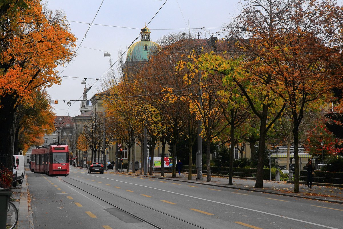 November-Impressionen aus Bern: Vevey-Tram 733 biegt vom Bahnhof kommend in die Bundesgasse ein; im Hintergrund das Bundeshaus. 6.November 2020  