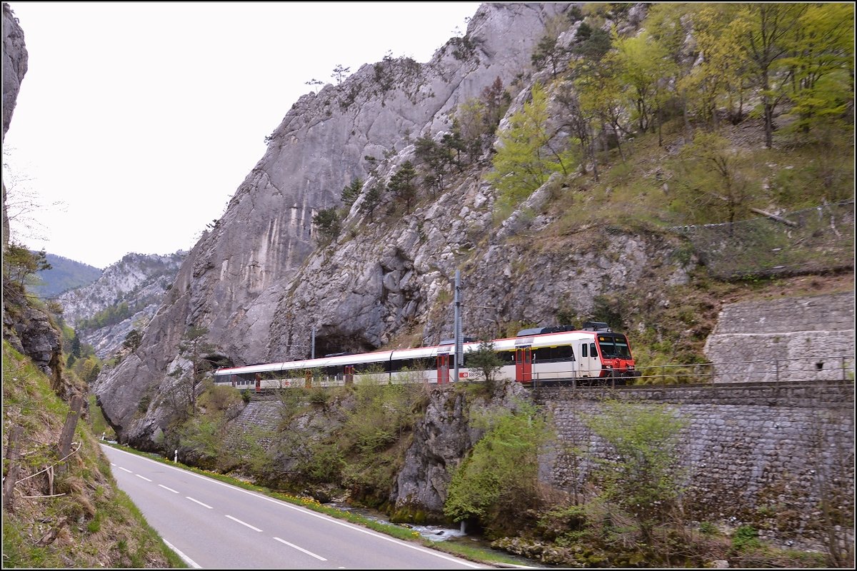 NPZ in der Clus beim 11 m langen Tunnel Moutier II. April 2016.