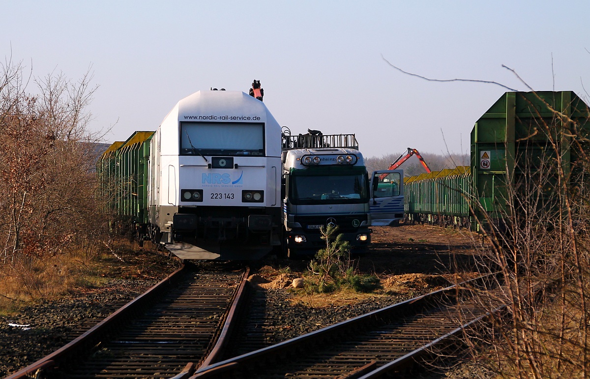 NRS(NordicRailService) 223 143-9 steht hier mit ihren Holzwagen zur Beladung in Flensburg-Weiche, dies sind die einzigen verbliebenen Ladegleise in Weiche die nicht dem Abrisswahn zum Opfer fielen. FL-W 10.03.2014 