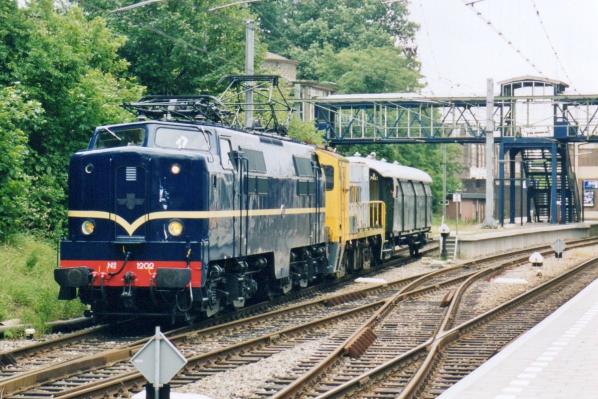 NS 1202 ziet Museumsmaterial durch Arnhem CS am 25 Jänner 1999.