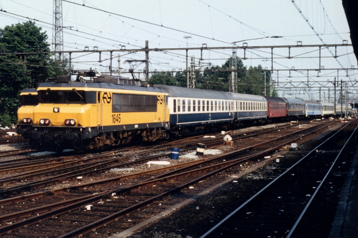 NS 1645 treft mit Int 1240 Hoek van Holland--Hannover am 4 Juli 1994 in Utrecht Centraal ein. 