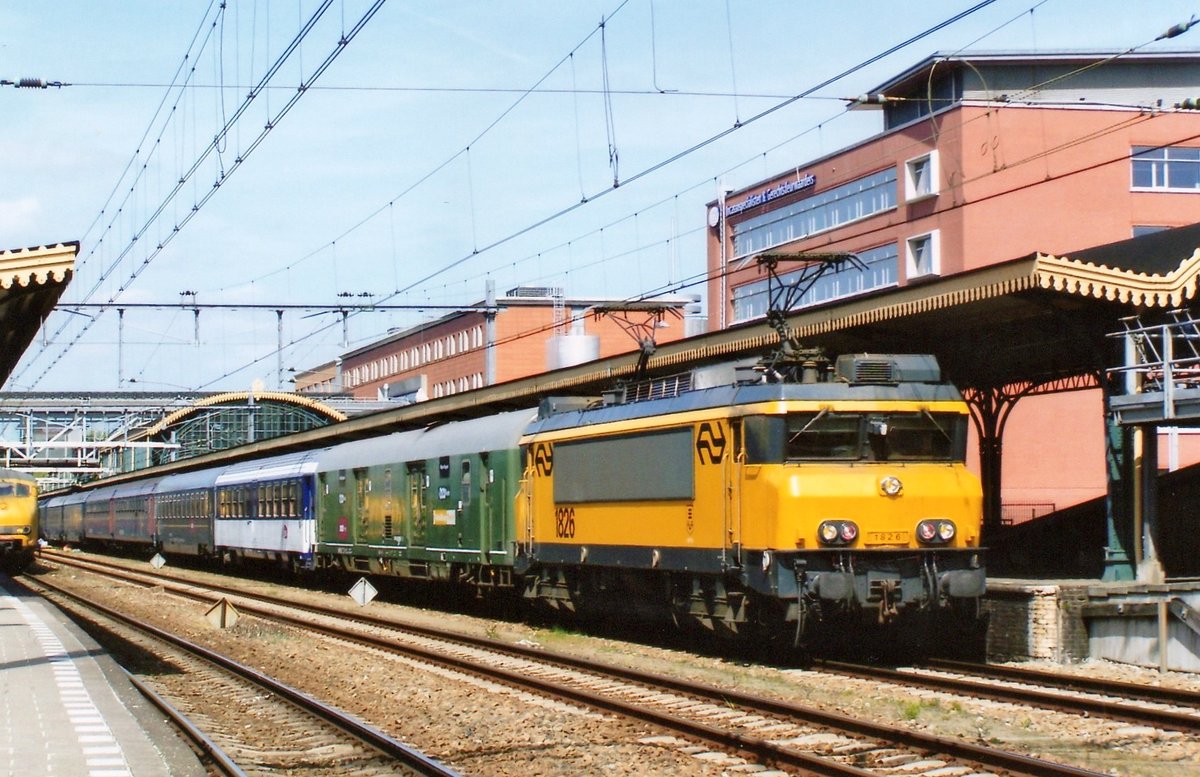 NS 1826 steht mit ein Pilgerzug nach Lourdes am 3 Augustus 2011 in 's-Hertogenbosch. 