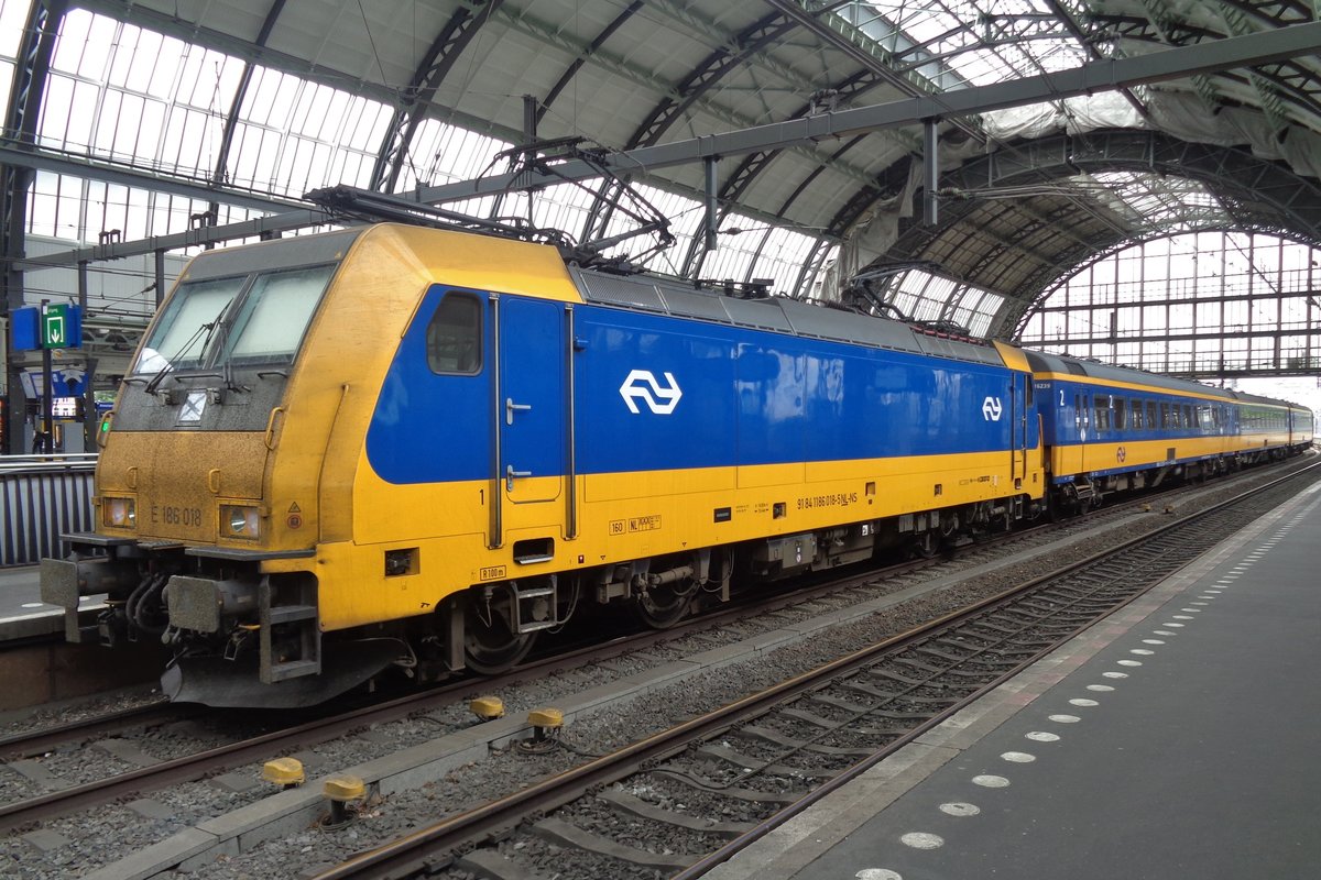 NS 186 018 steht am 9 Juli 2018 in Amsterdam Centraal.