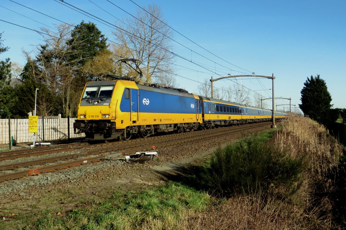 NS 186 036 zieht ein IC-Direct durch Hulten am 21 Februar 2021.