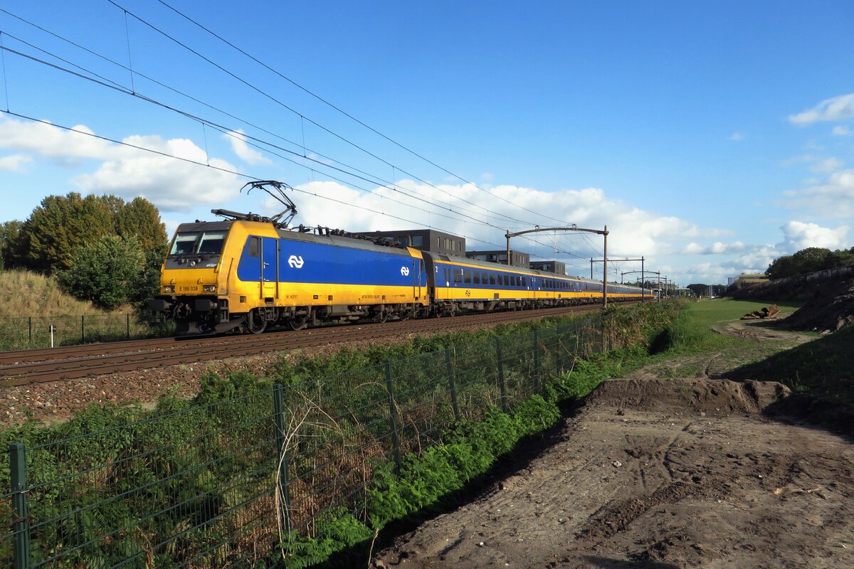 NS 186 038 zieht ein IC durch Tilburg-Reeshof am 15.Oktober 2021.