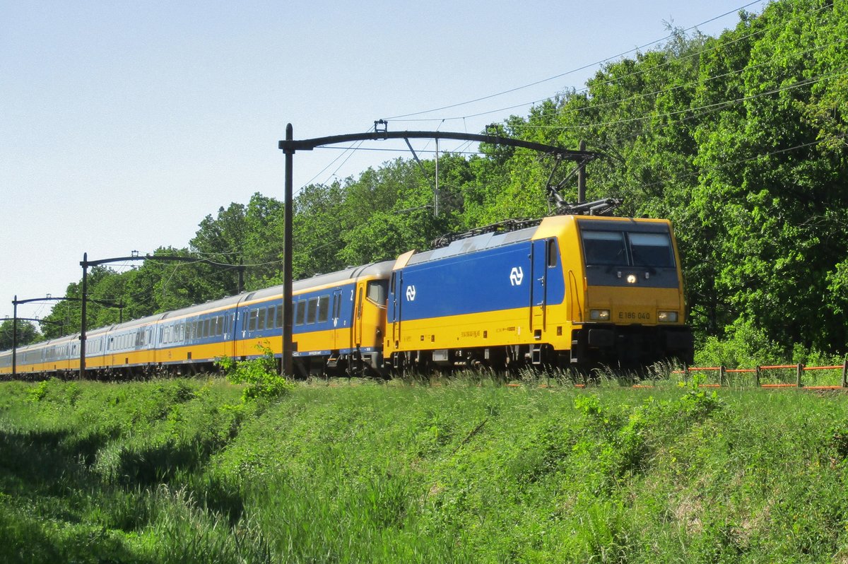 NS 186 040 passiert Tilburg am 26 Mai 2017.