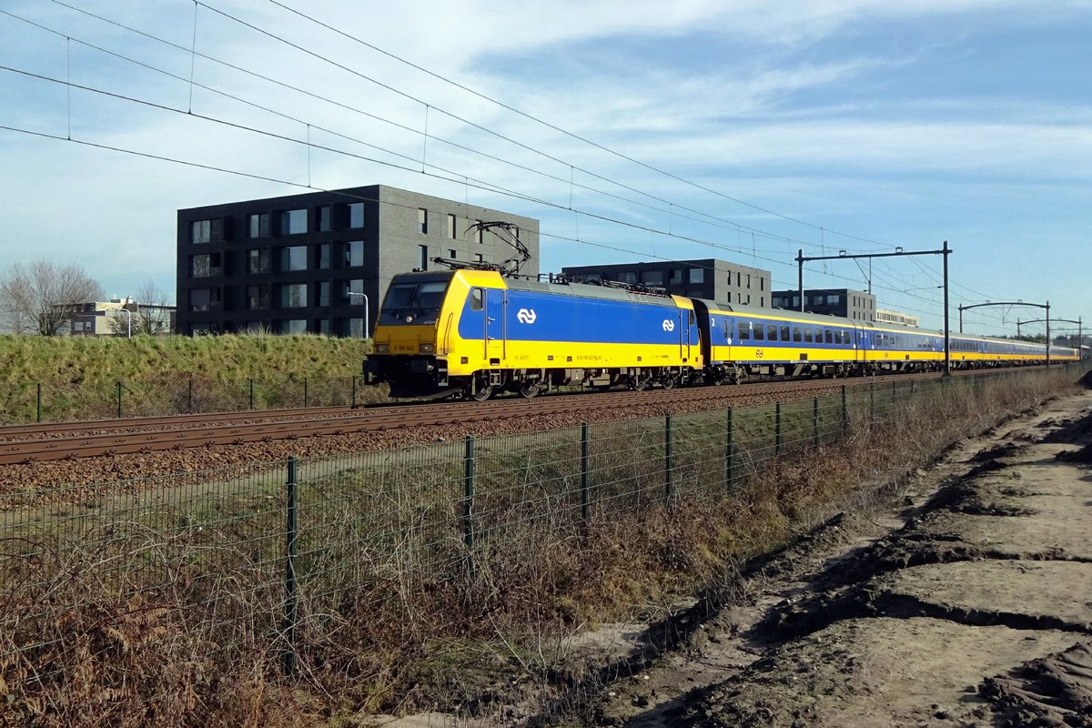 NS 186 042 schiebt einer IC durch Tilburg-Reeshof am 21 Februar 2021.