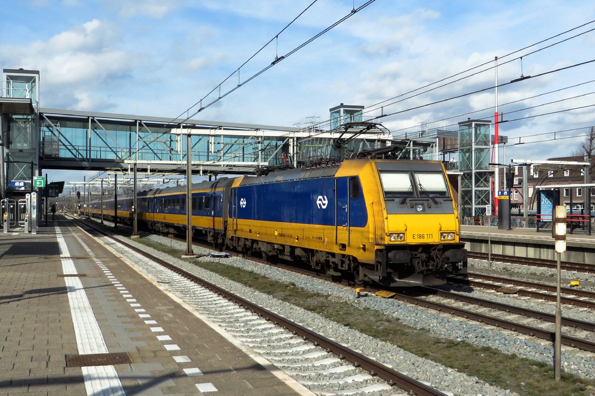 NS 186 111 schiebt ein IC-Direct durch Boxtel am 23 Februar 2021.