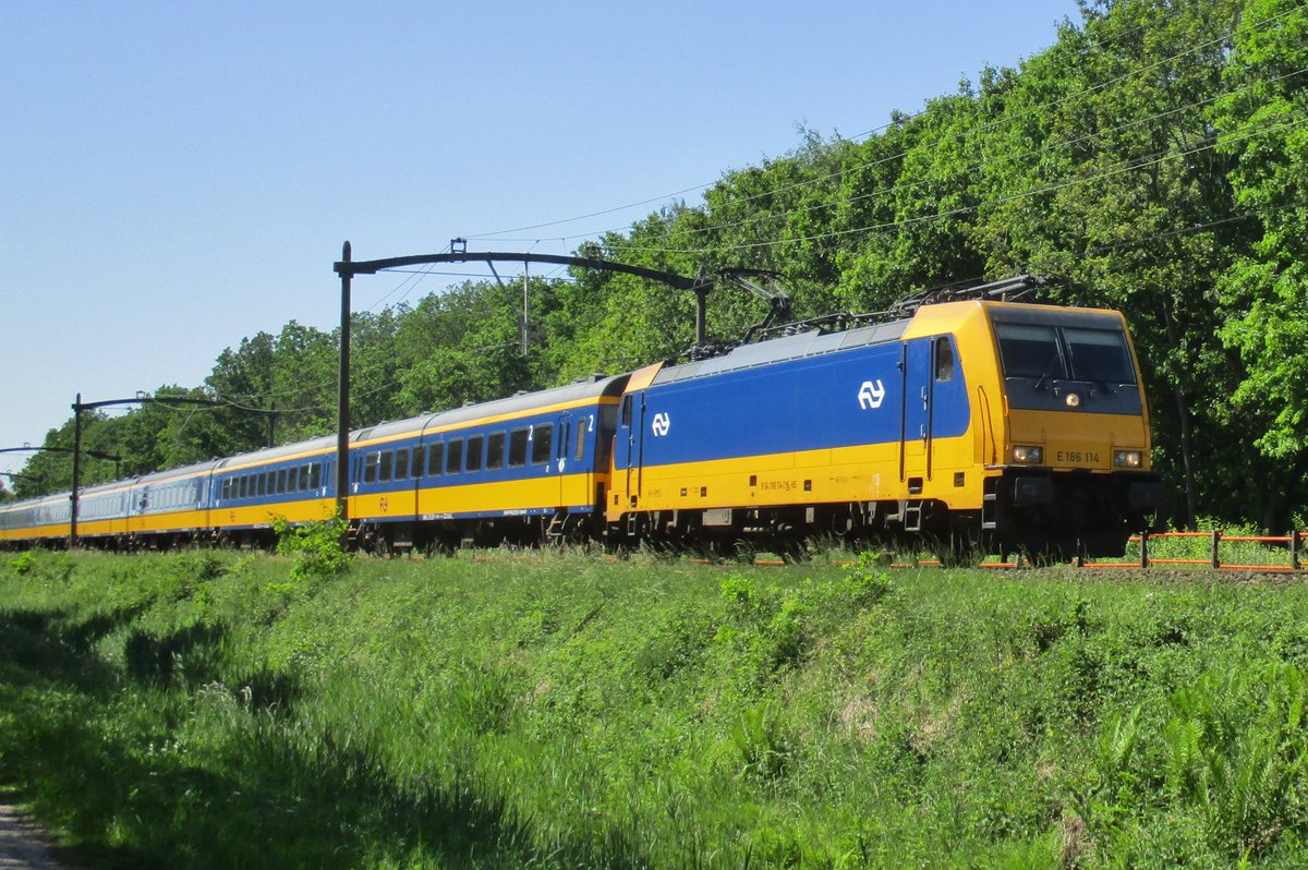 NS 186 114 passiert Tilburg Oude Warande am 26 Mai 2017.