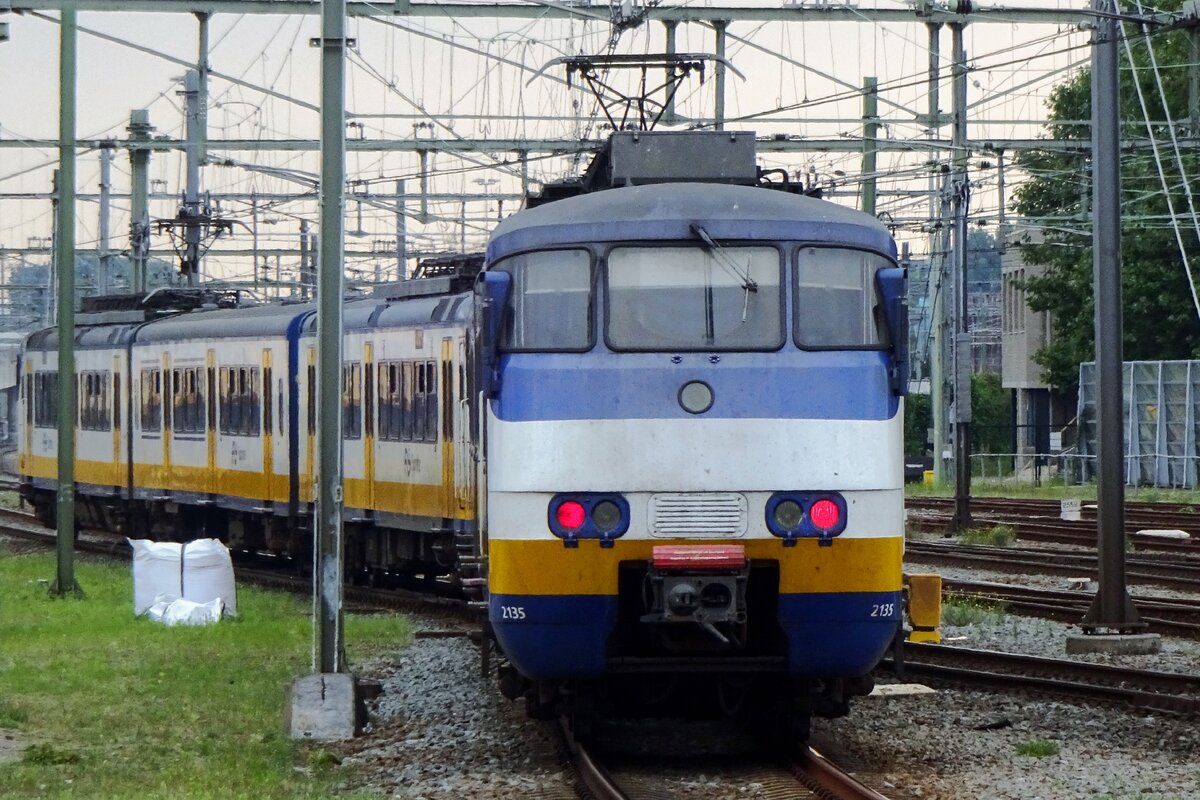 NS 2135 verlast in deren letzten Dienstjahr am 4 Augustus 2021 Rotterdam Centraal.