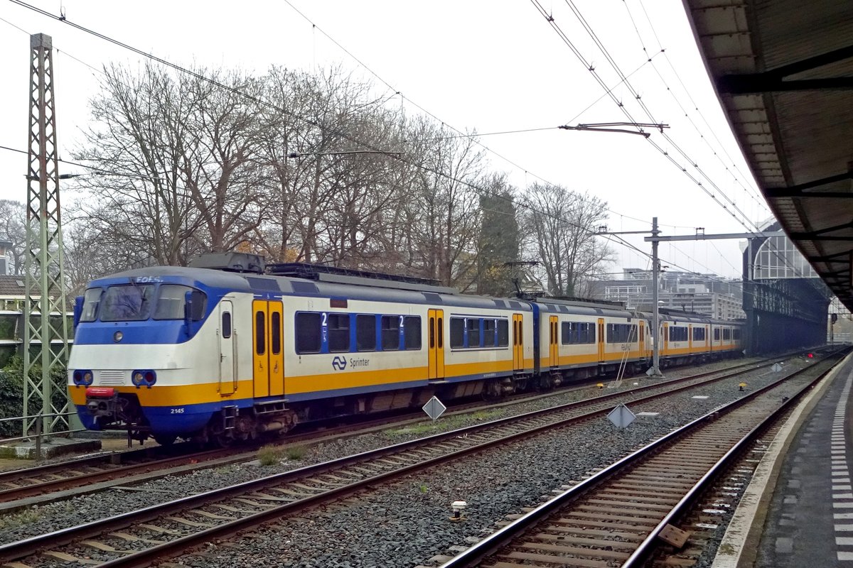 NS 2145 treft am 5 Dezember 2019 in Haarlem ein.