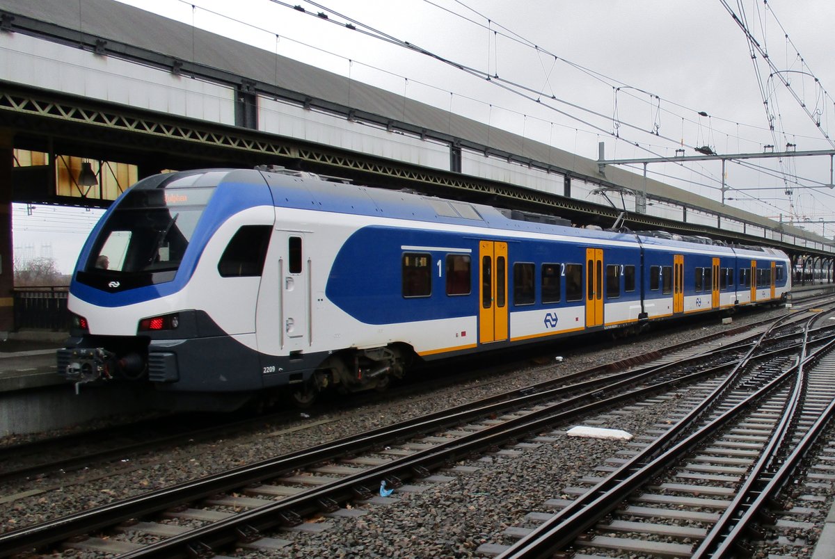 NS 2209 steht am 18 März 2017 in Nijmegen Centraal.