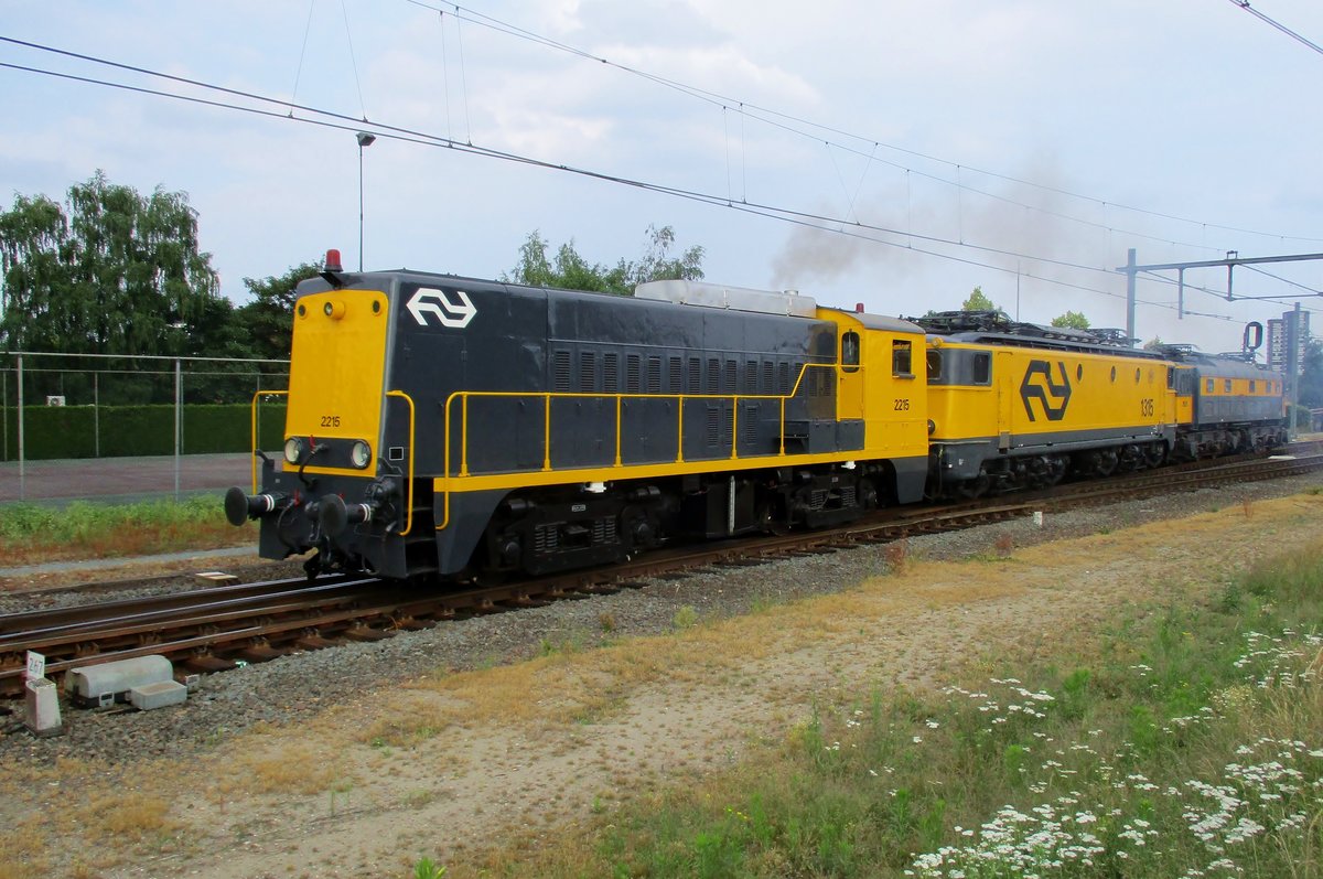 NS 2215 schleppt zwei Elloks durch Blerick am 6 Mai 2018.