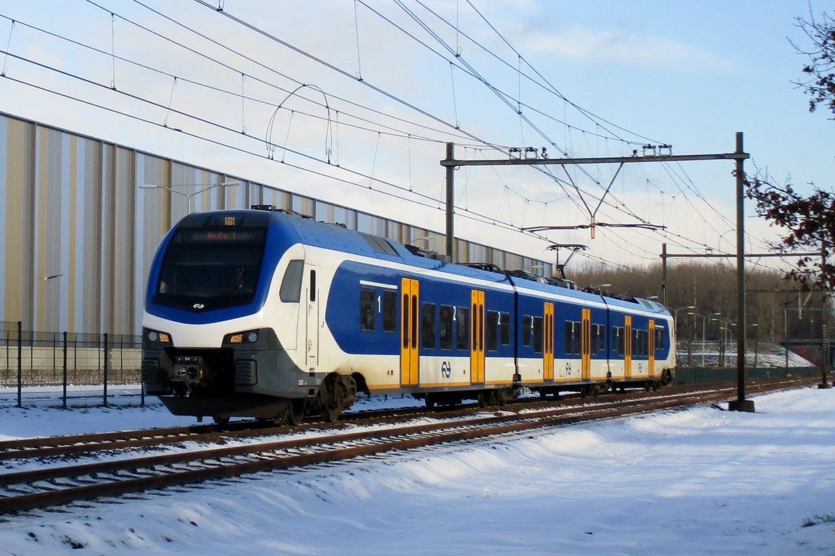 NS 2225 passiert Alvernas neue Kommerzhalle am 12 Dezember 2017.