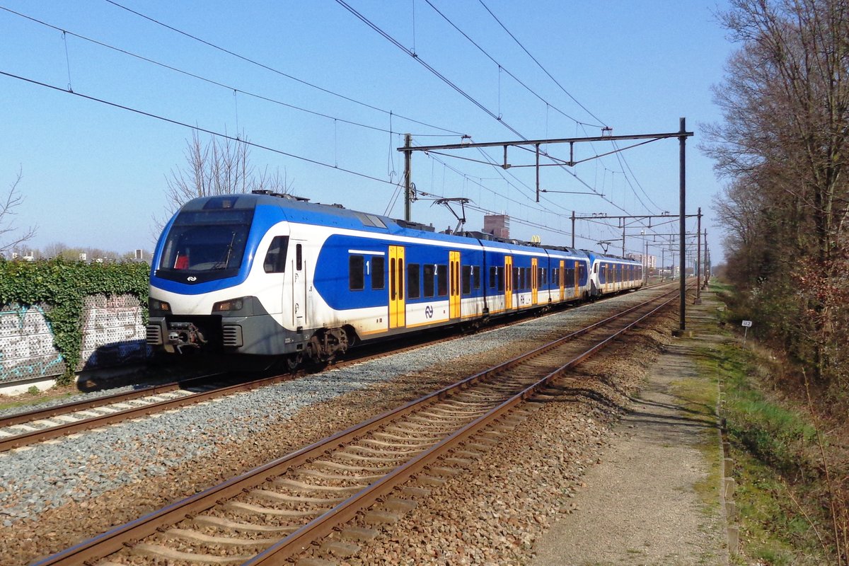 NS 2225 treft am 30 März 2019 in Nijmegen-Dukenburg ein.