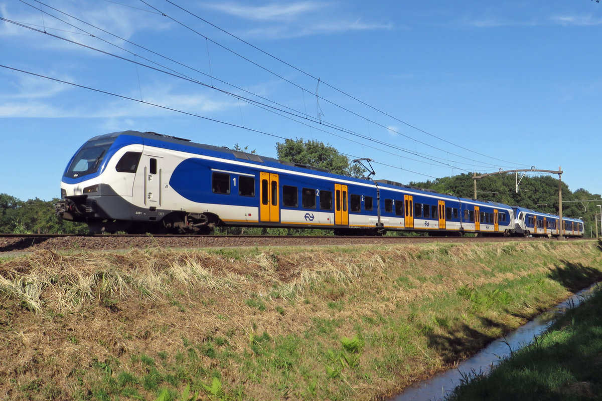 NS 2231 passiert Tilburg Oude Warande am 26 Juni 2020.