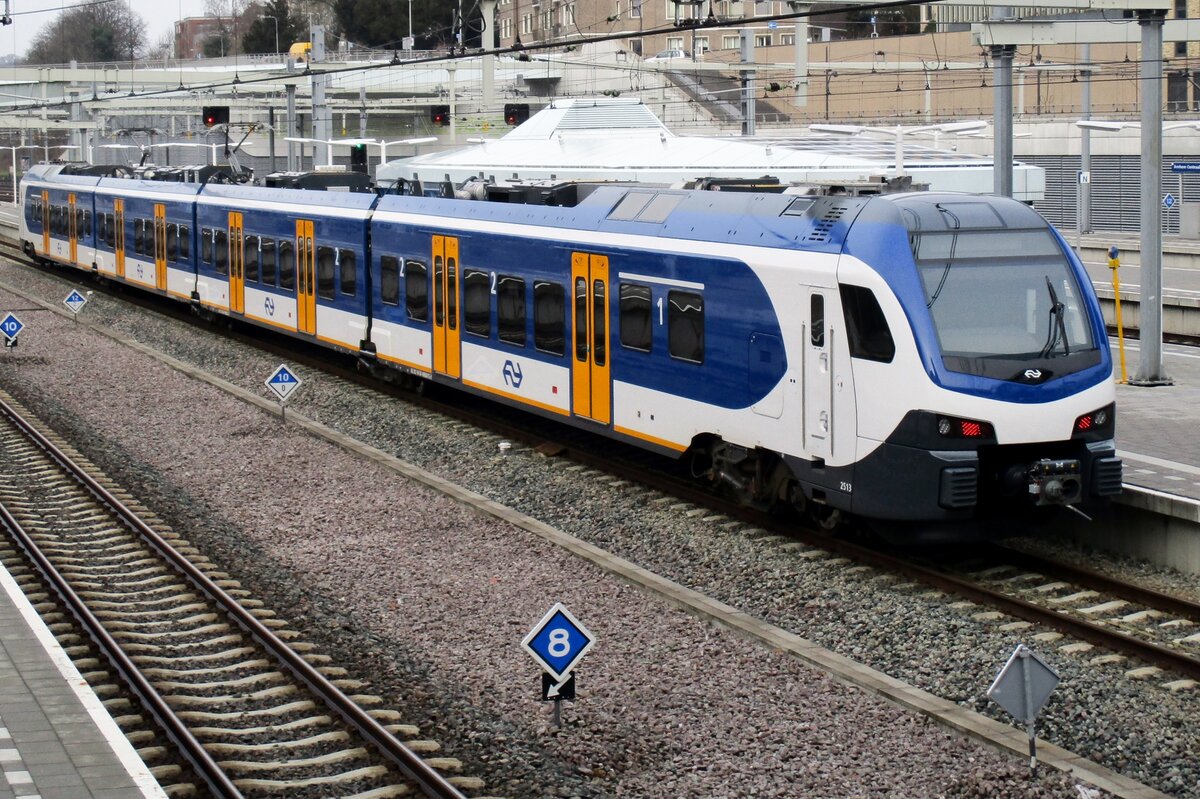 NS 2513 steht am 25 Februar 2017 in Arnhem und wird von die Treppe fotografiert.