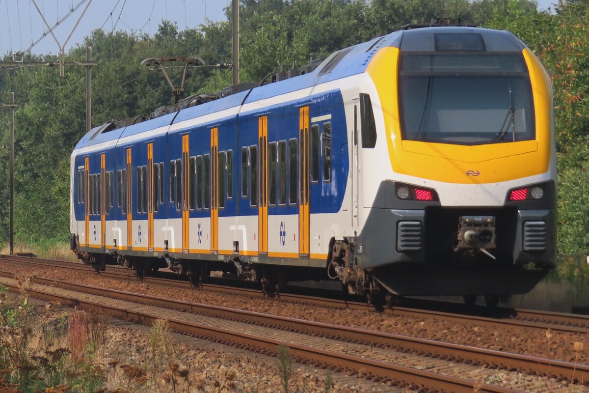 NS 2517 durchfahrt am 2 November 2024 Alverna. Die FLIRT-3 waren mit blaue Kabinenfläche abgeliefert geworden, haben bis heute die gelbe Variante bekommen.