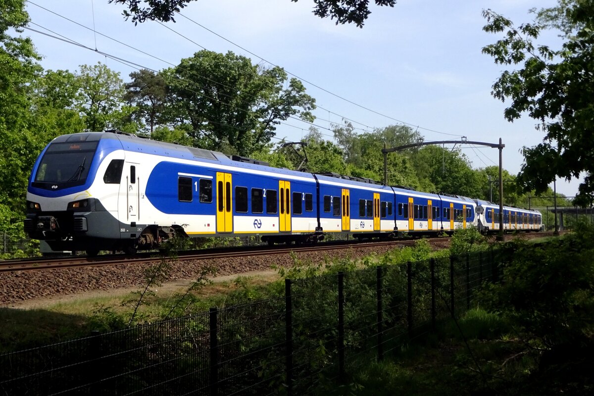 NS 2522 passiert am 8 Mai 2020 Tilburg Oude Warande.