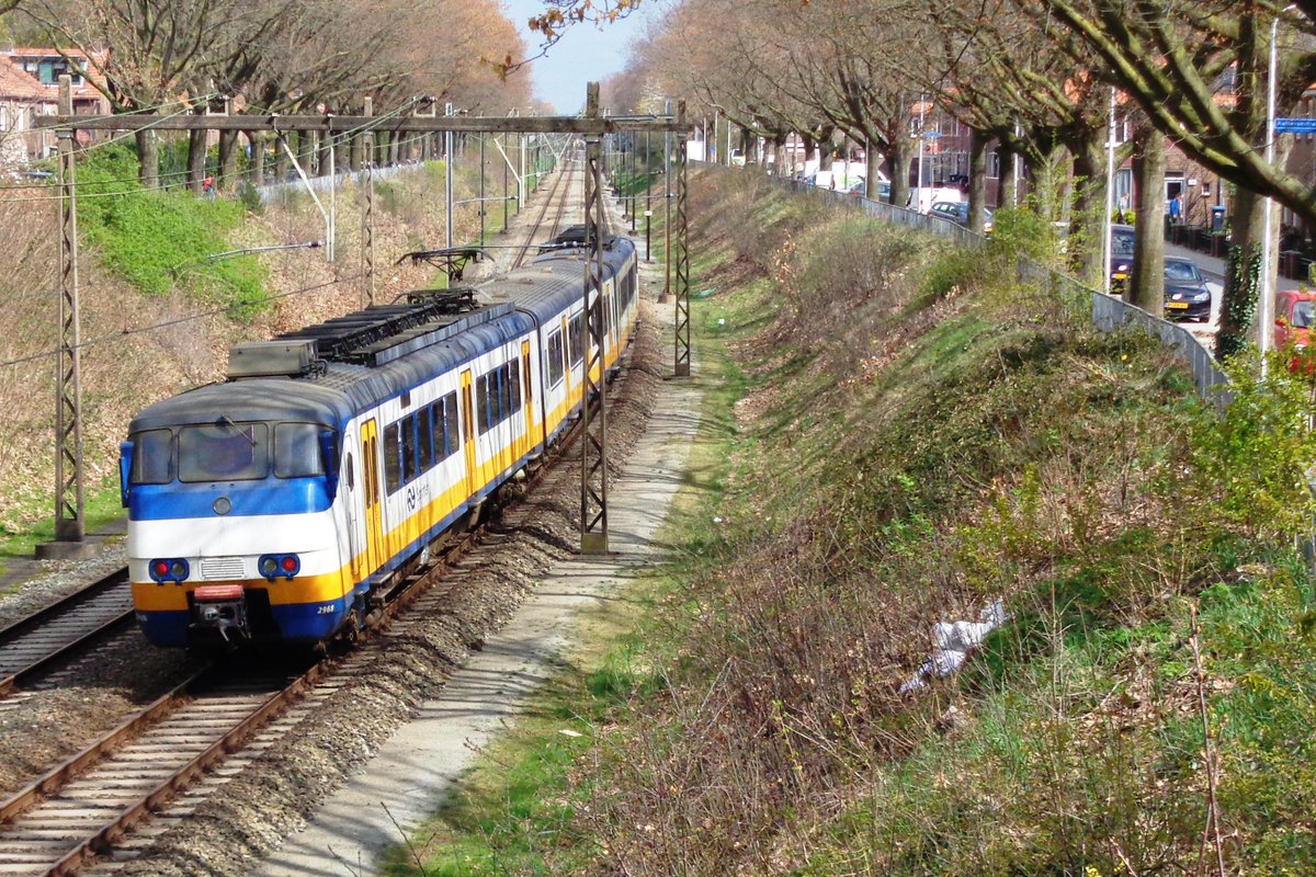 NS 2968 hat am 2 April 2019 soeben Nijmegen Goffert verlassen und fahrt aus Nijmegen an. 