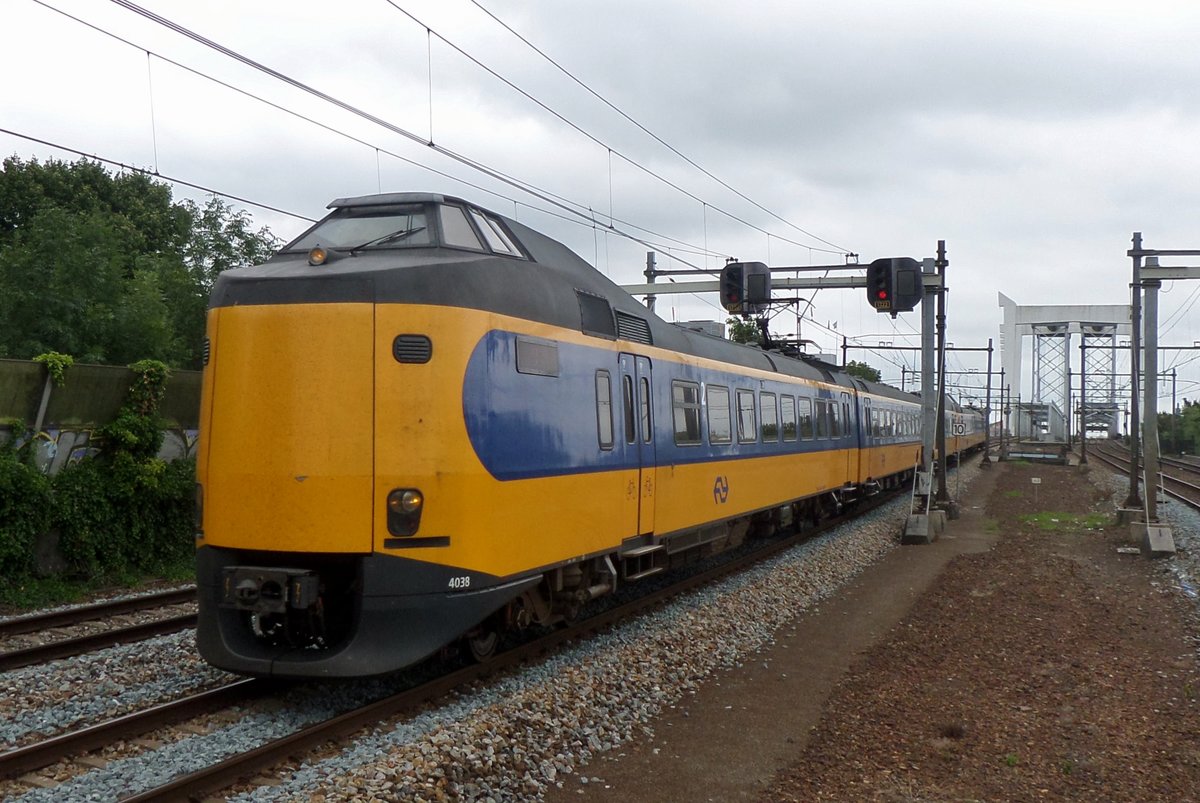 NS 4038 durcheilt Zwijndrecht am 16 Juli 2016.