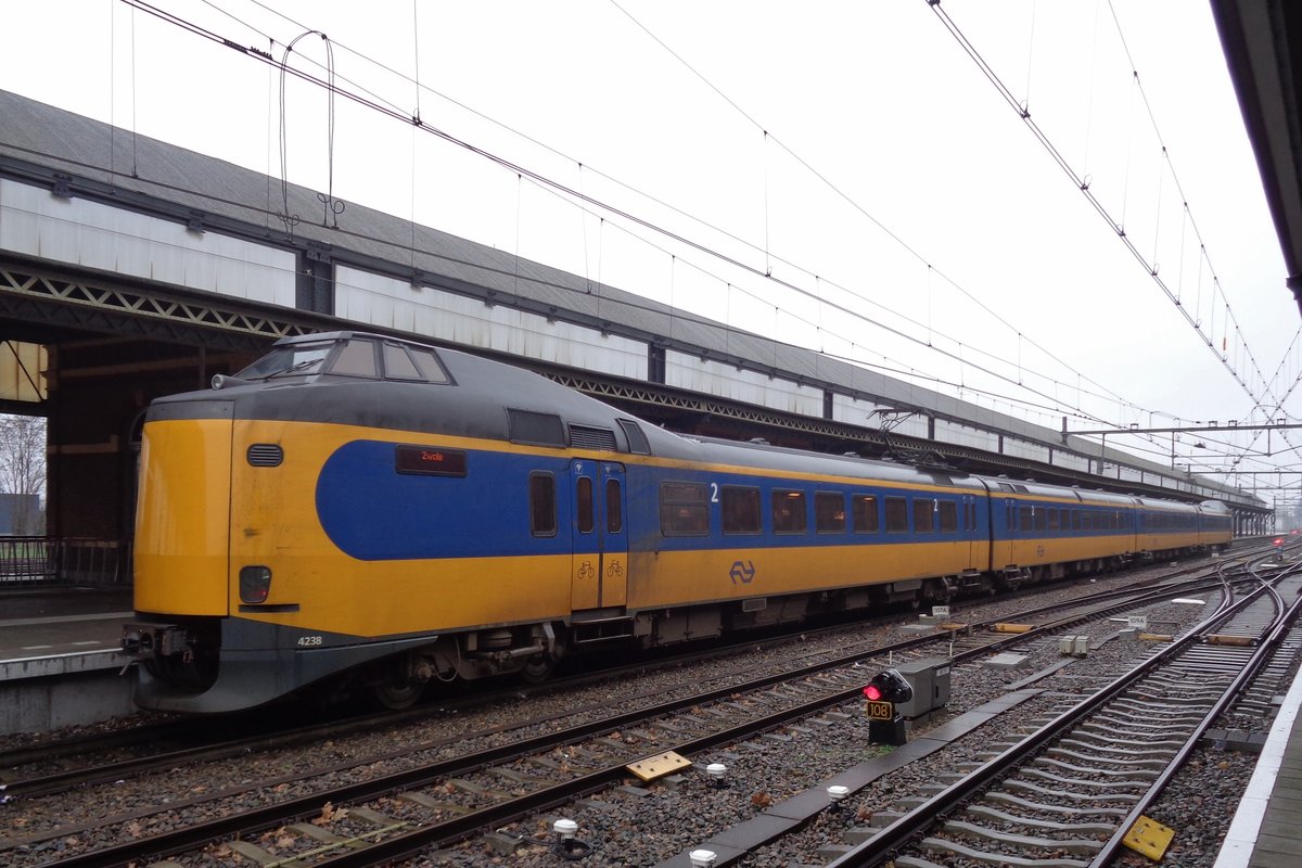 NS 4238 steht am 4 Jänner 2018 in Nijmegen Centraal.