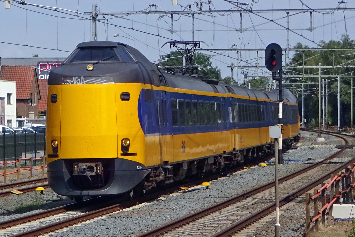 NS 4245 passiert Barneveld Noord am 19 Juli 2019. 