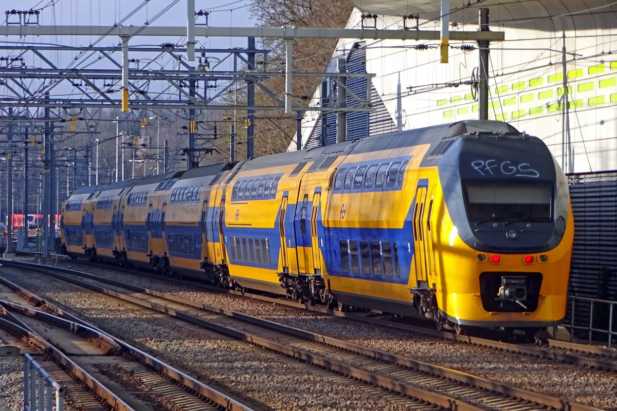 NS 8644 verlässt Arnhem centraal am 12 Dezember 2019.