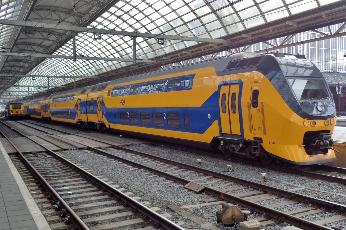 NS 9468 treft am sonnigen Morgen von 4 November 2017 in Amsterdam Centraal ein.