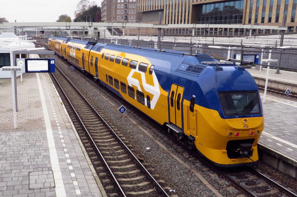 NS 9512 steht mit den neuesten Farbenentwurf am 14 NOvember 2021 in Arnhem Centraal.