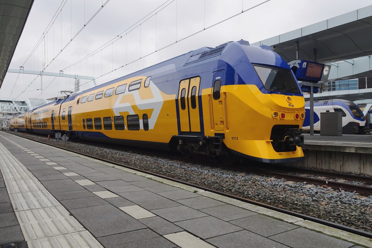 NS 9512 steht mit den neuesten Farbenentwurf am 14 NOvember 2021 in Arnhem Centraal.