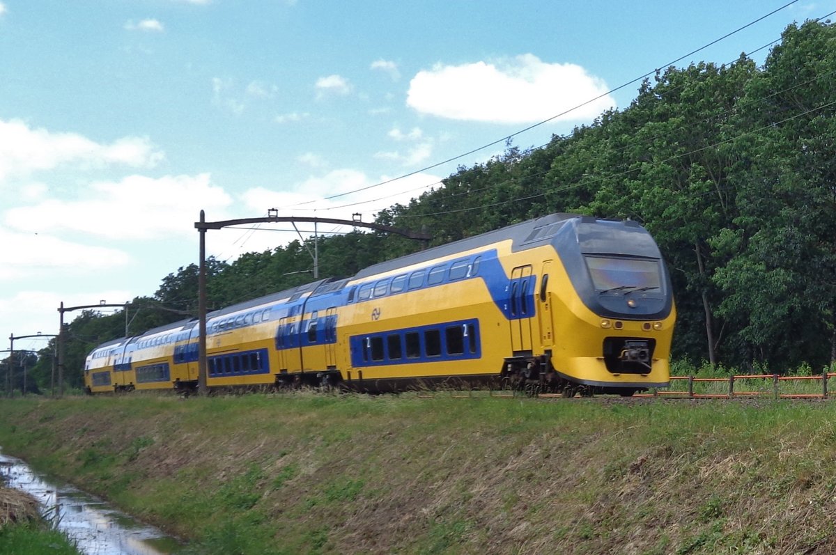 NS 9581 passiert Tilburg Oude Warande am 10 Juni 2017.