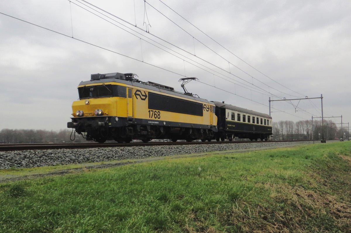 NS(M) 1768 schleppt ein Pullman-Speisewagen durch Wijchen-Kraayenberg am 15 Jänner 2021. Nach z-stellung wurde 1768 vons Niederländische Staatseisenbahn Museum in Utrecht ubernommen.