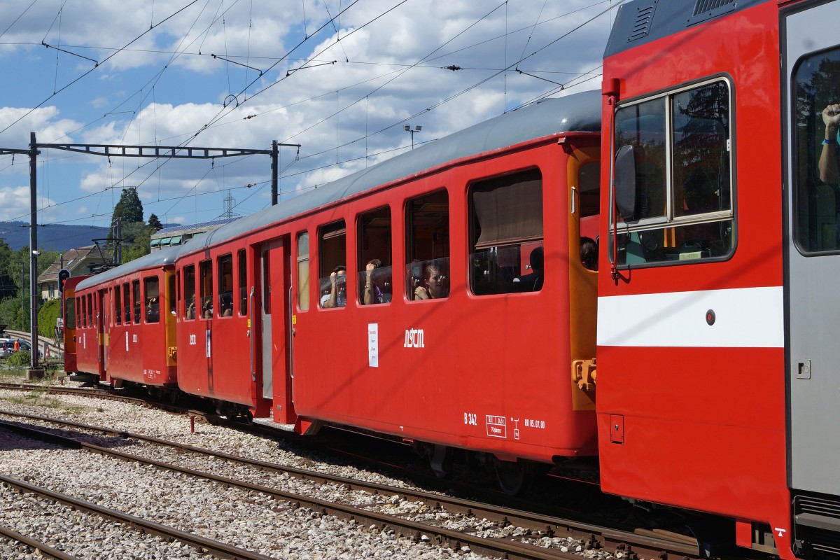 NStCM: Für die Bewältigung des Grossverkehrs anlässlich des Paleo Festivals das vom 20. bis 26. Juli 2015 in Nyon stattfindet, werden die ehemaligen BD/BTI-Wagen B 341 + B 342 zum letzten Mal in den TRAIN NAVETTES eingesetzt. Die Aufnahme des Sonderzuges ist am 20. Juli 2015 bei L'Asse entstanden.
Foto: Walter Ruetsch