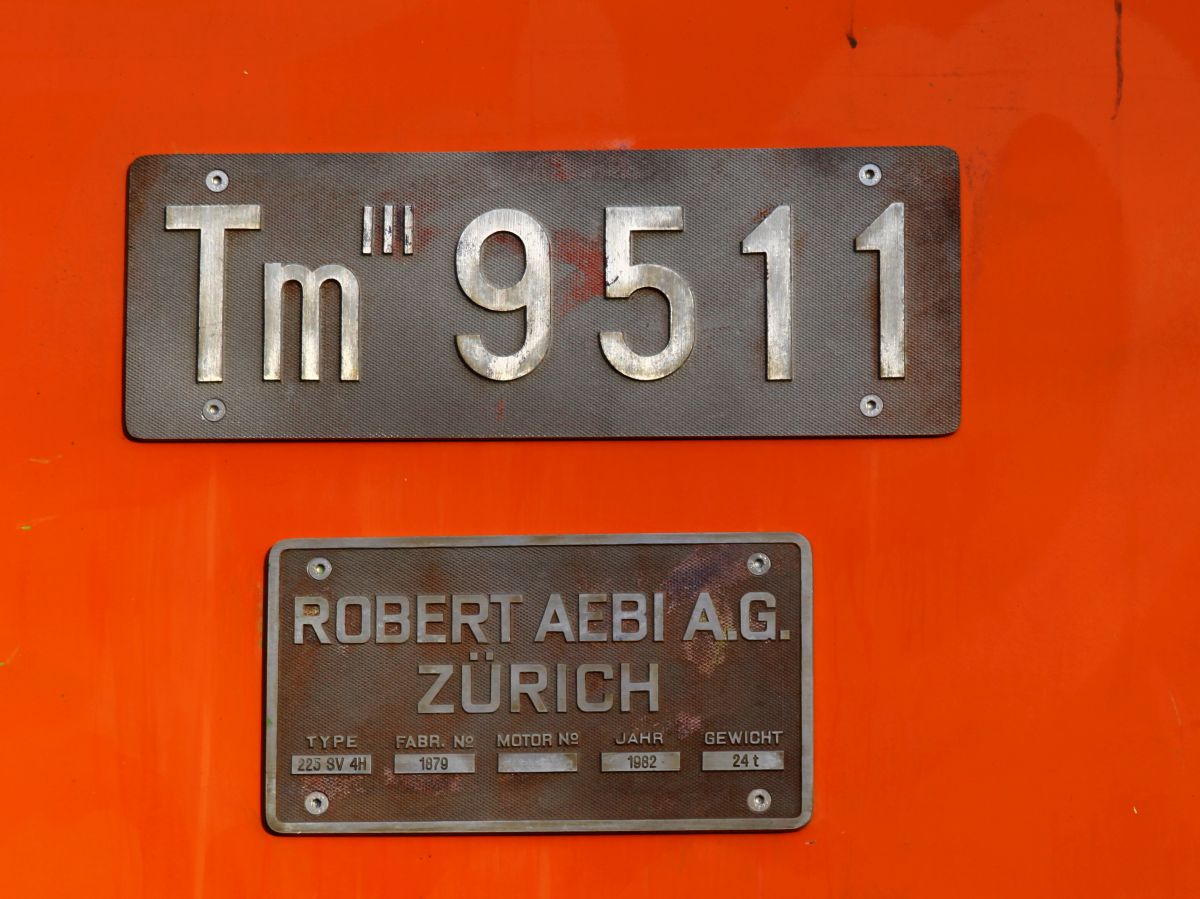 Nummern- und Fabrikschild des Baudiensttraktors Tm III 9511 der dänischen Firma Malus ApS, gebaut von der Fa. Robert Aebi A.G, Zürich/Type 225 SV 4H/Fabriknummer 1879/Baujahr 1982, aufgenommen in Pattburg/Padborg 04.11.2022