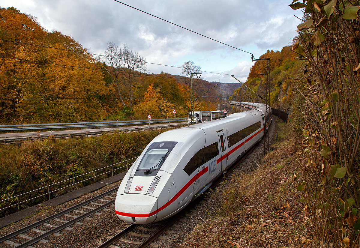 Nun als Nachschuss - Der dreizehnteilige ICE 4 – Tz 9461 (Triebzug) fährt am 26.10.2021 nun von Amstetten (bei der Ziegelhütte) die Geislinger Steige hinab.